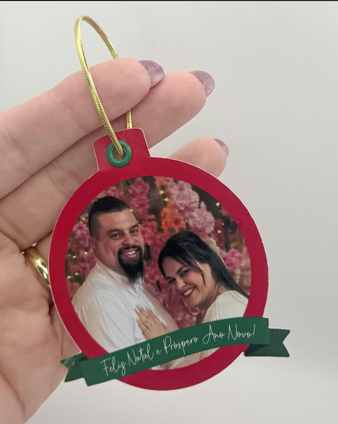 Enfeite de árvore de Natal personalizado com a foto de um casal