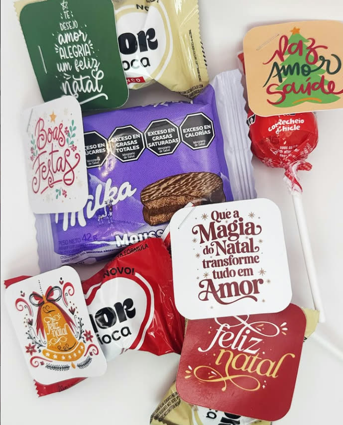 Mini cartões e tags personalizadas acompanhando doces