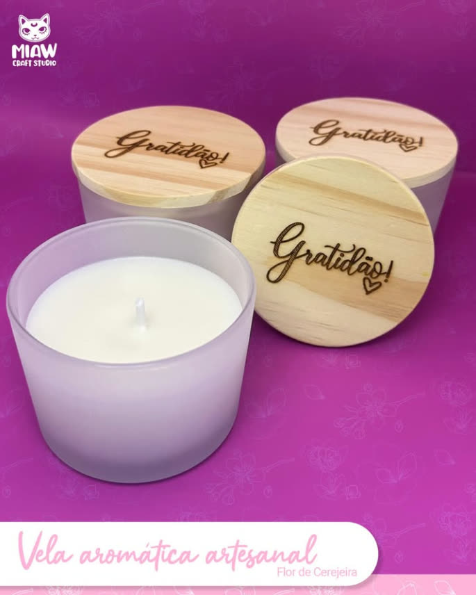 Velas aromáticas artesanais com tampa de madeira gravada